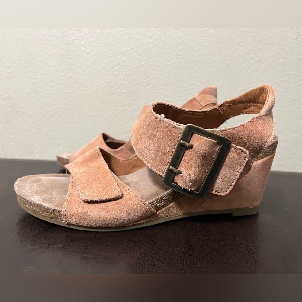 Taos High Society Wedge Sandal Big Buckle in Clay sz 6-6.5